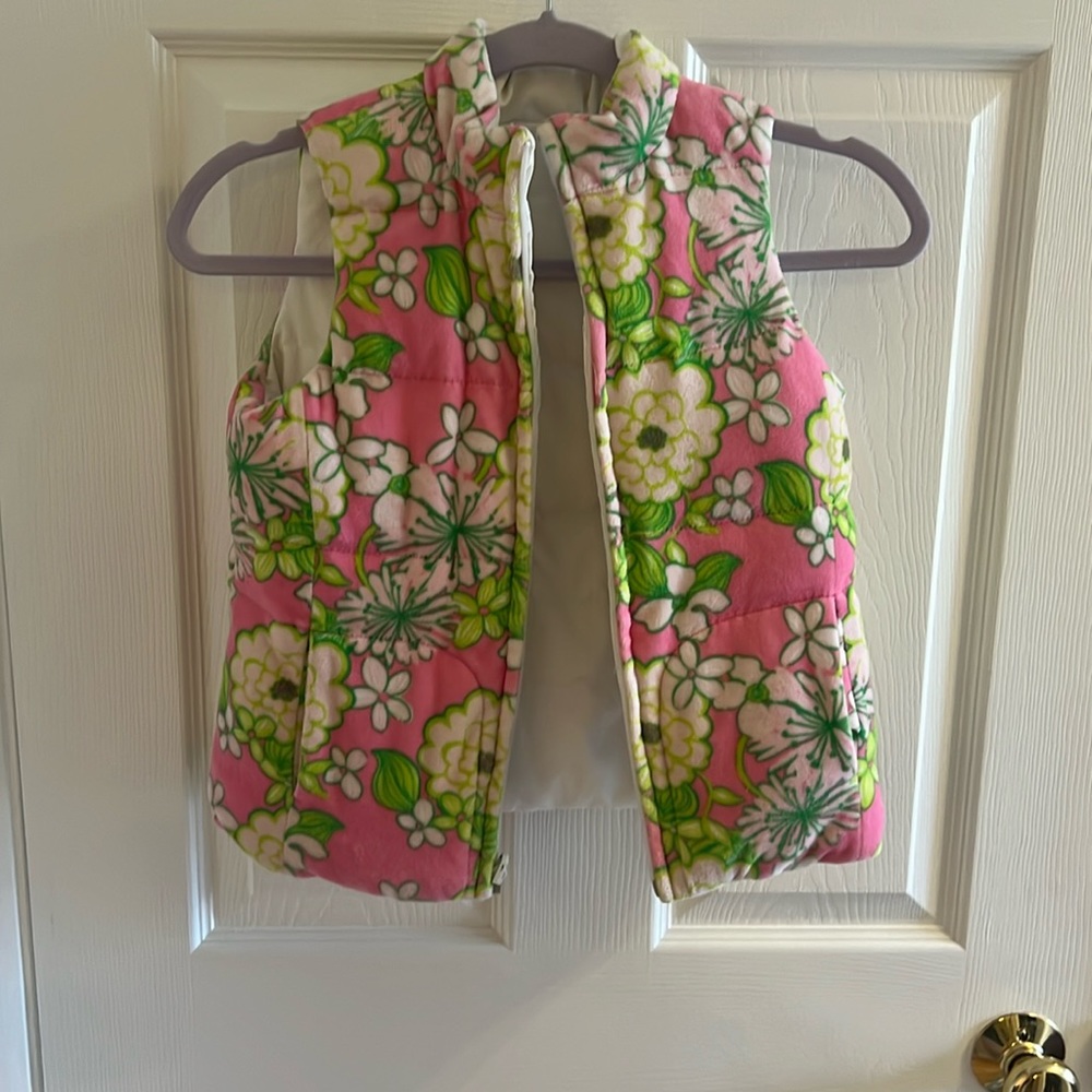 Kids Lilly Pulitzer reversible down vest size 8-10. Good pre-loved condition.